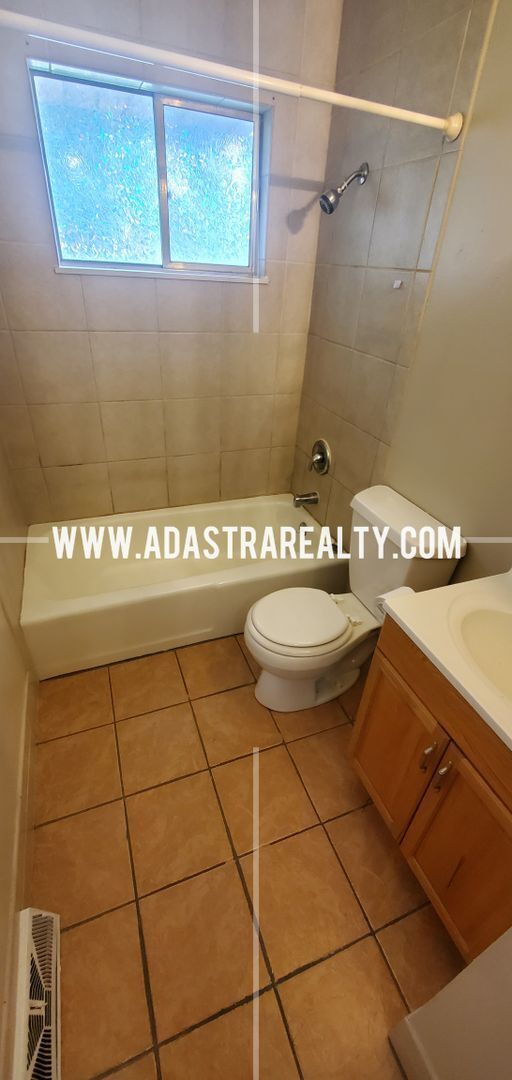 Building Photo - Spacious Shawnee Duplex-Available NOW!!