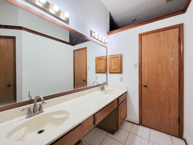 Building Photo - 2030 Creek Valley Ln