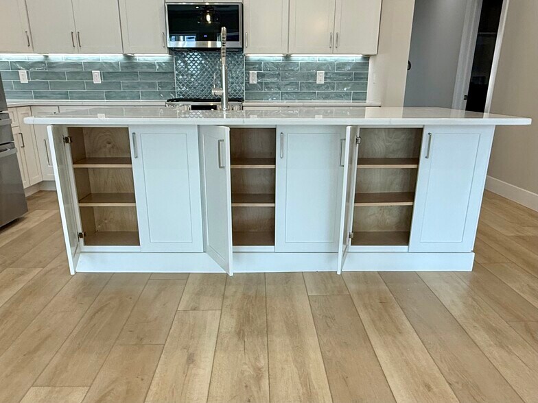 Building Photo - 906 Main St