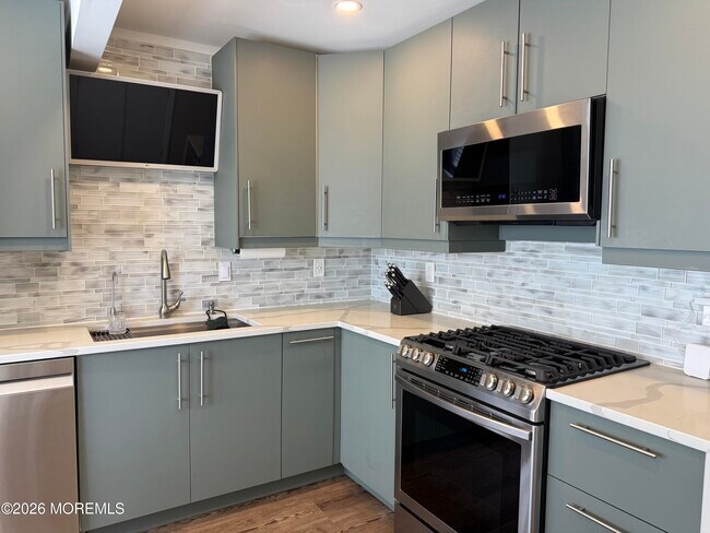 Building Photo - 15 Beachway Ave