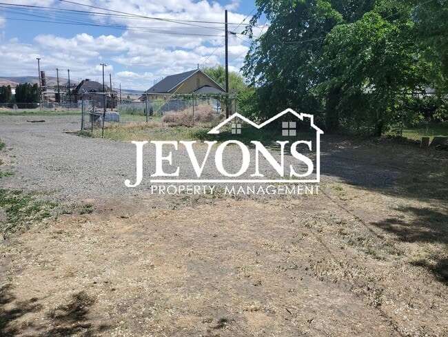Building Photo - Available Now! 2BR, 1Bath house in Yakima