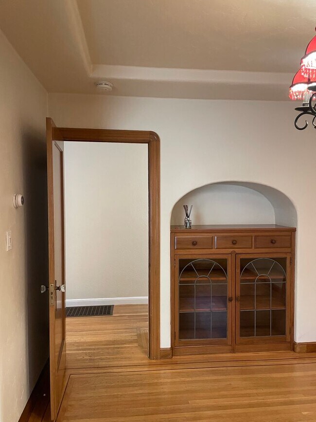 Building Photo - 6 Month Lease on a Two-Bedroom 1 Bathroom East Sacramento Home
