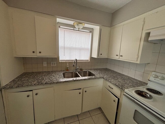 Building Photo - 2710 Briarhurst Dr