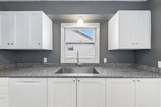 Building Photo - MOVE IN SPECIAL Charming 2 bedroom duplex