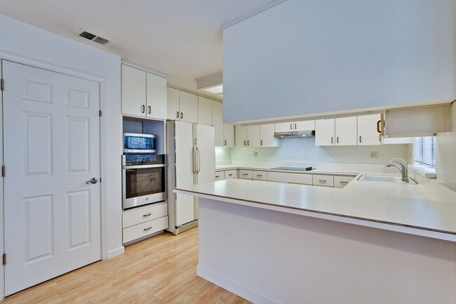 Building Photo - Lovely and spacious 3BR 2.5BA townhouse in...