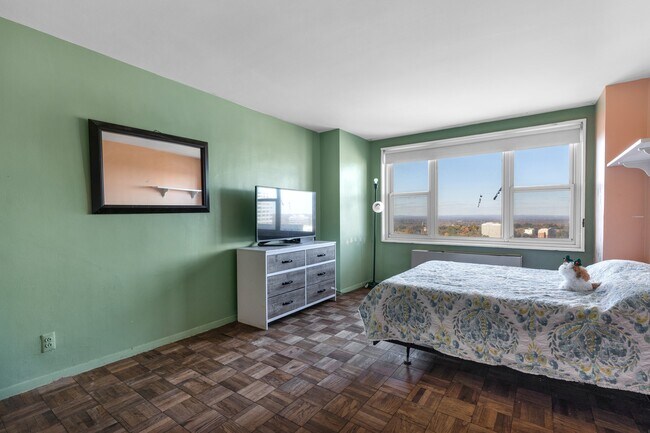 Building Photo - 2000 Linwood Ave