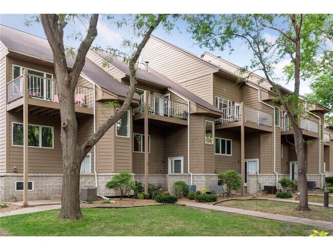 Building Photo - 2858 Kenwood Isles Dr