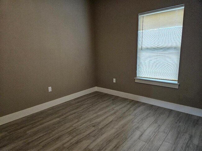 Building Photo - 305 Anderson St