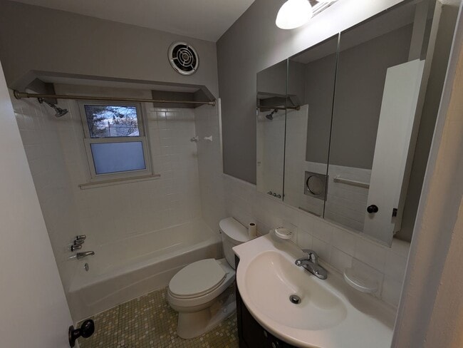 Building Photo - Spacious Royal Oak Bungalow