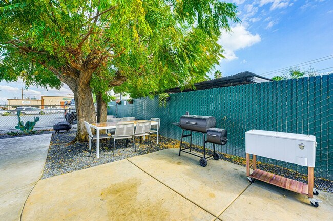 Building Photo - 226 E 10th St