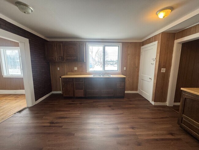 Building Photo - 213 Depeyster St