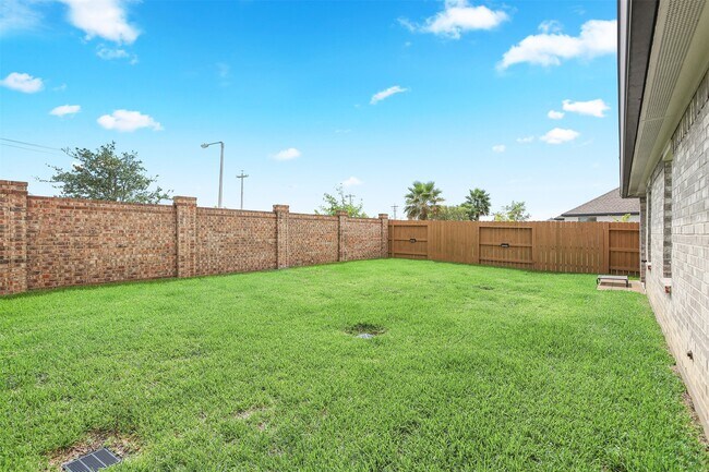 Building Photo - 2612 Golden Palms Ln