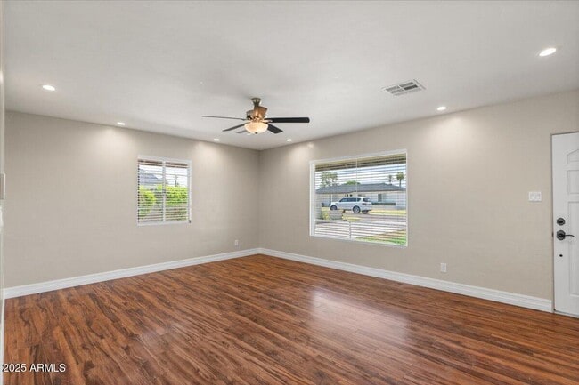 Building Photo - 838 E Belmont Ave