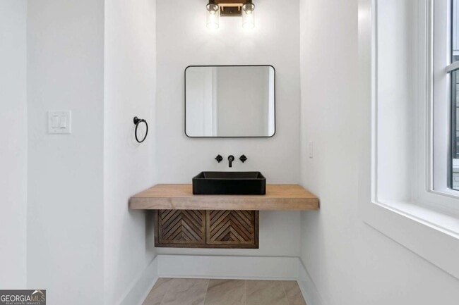 Building Photo - 120 Thome Dr