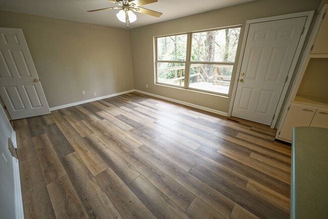 Building Photo - Sublease: Available 7/22/25 Beautiful 4/2 ...