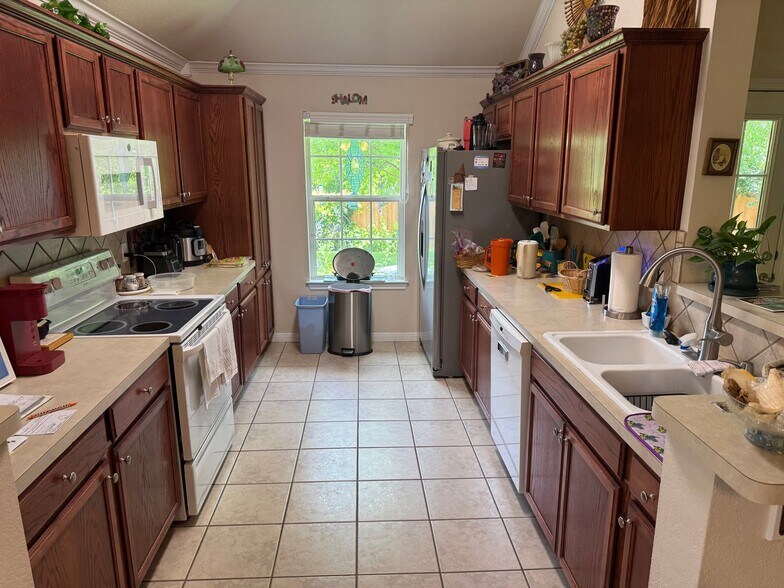 Building Photo - 713 Heston Cir