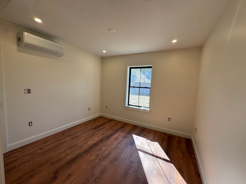 Building Photo - 430 Ridge Rd