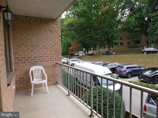 Building Photo - 1637 Oakwood Dr
