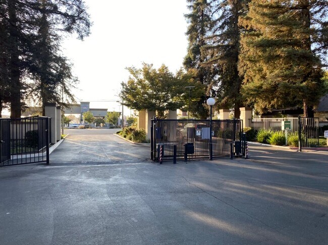 Building Photo - Upgraded 2 bedroom condo in a gated commun...
