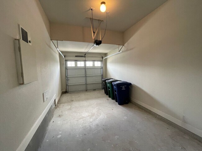 Building Photo - Townhome for rent