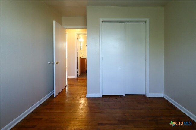 Building Photo - 2701 Hillside Dr