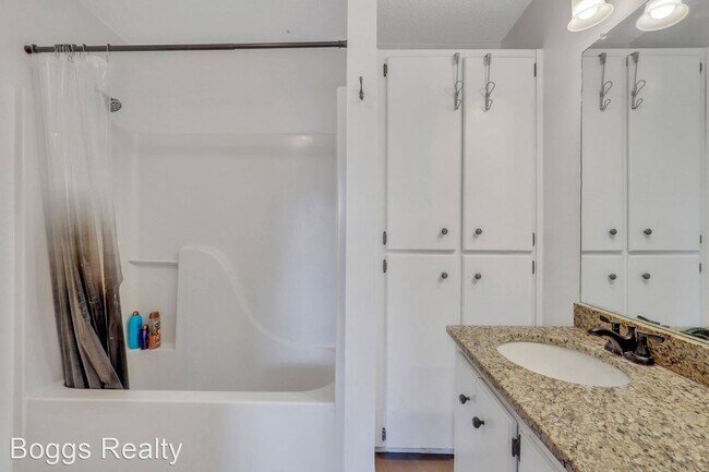 Building Photo - 4 br, 2.5 bath House - 1950 Woking Court