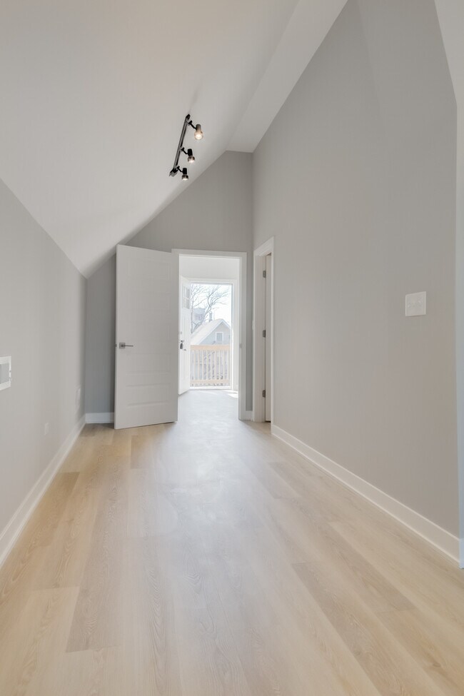 Building Photo - 2842 N Avers Ave