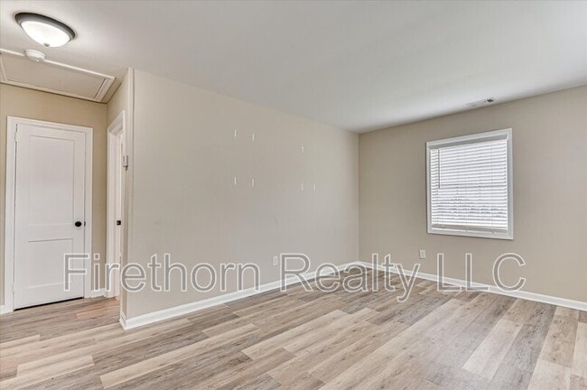 Building Photo - 810 Royalette Ave