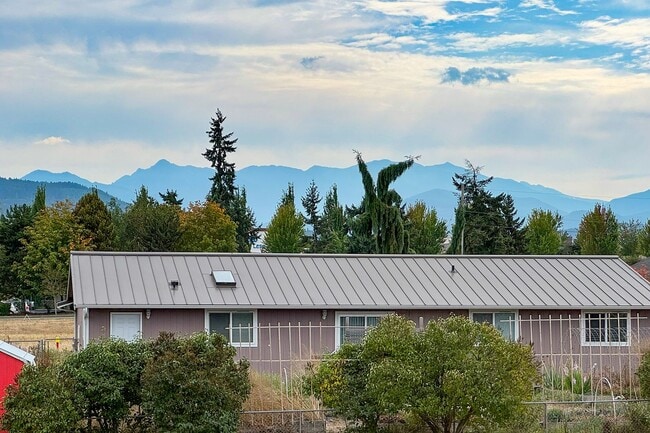 Building Photo - Large Home on Large Lot in Sequim