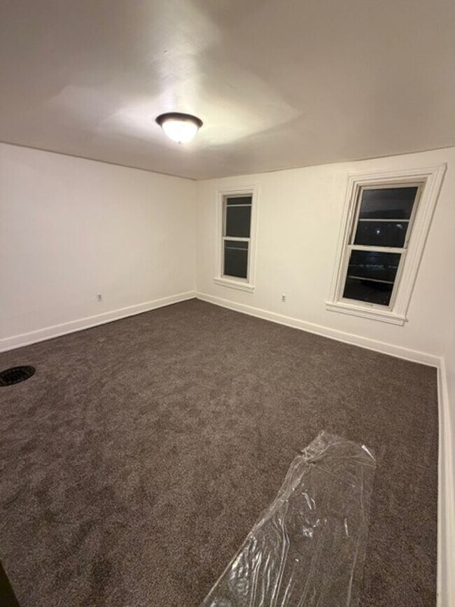 Building Photo - Renovated 3–4BR Townhome | $1,400 | Available Now