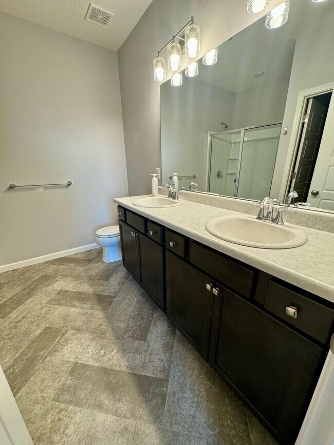 Building Photo - 636 Morven Park Dr