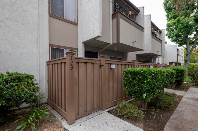Building Photo - 3549 Castle Glen Dr