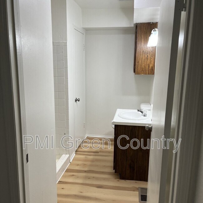 Building Photo - 2216 E 66th Pl