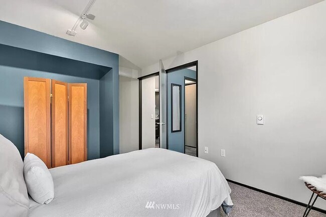 Building Photo - 2Bd/2Ba Seattle Condo