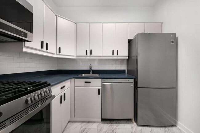 Building Photo - 3 bedroom in New York NY 10004