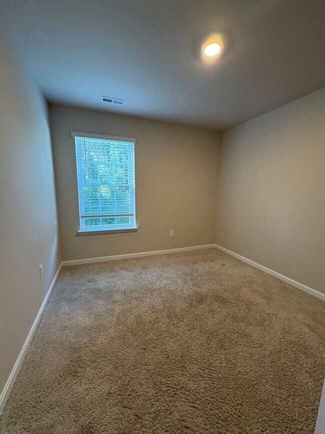 Building Photo - 3 Bedroom 2.5 Bath Townhouse Locust Run Northeastern SD