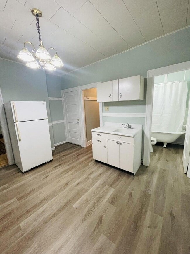 Primary Photo - 929 Huron Ave