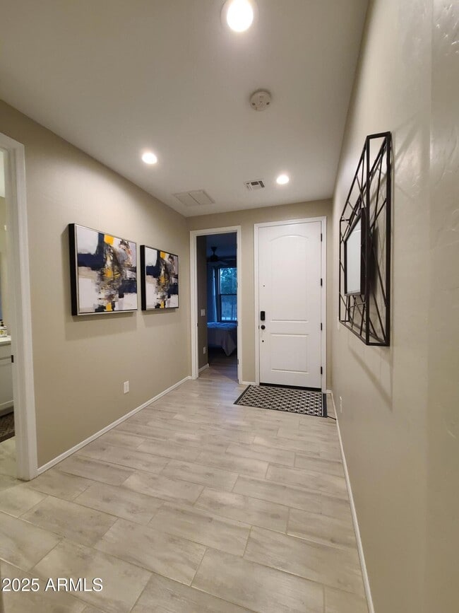 Building Photo - 1666 E Lee Dr