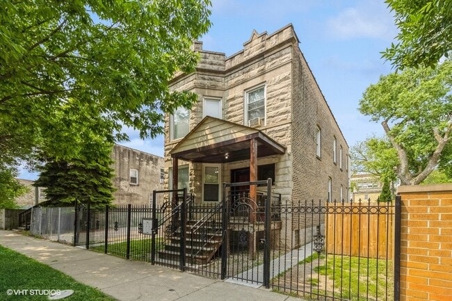 Building Photo - 620 N Kedzie Ave