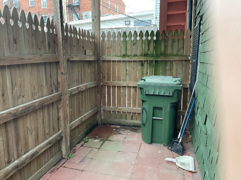 Building Photo - 116 W 25th St