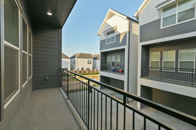 Building Photo - 316 Thornton Rd