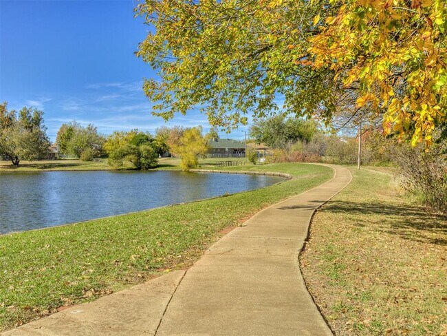 Building Photo - Look at this beautiful home!! 4 bed, 3 full baths!