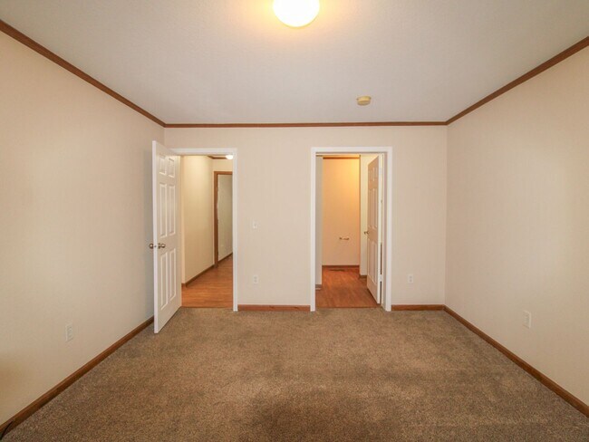 Building Photo - Beautiful 3 Bedroom Duplex in Convenient Pulaski Location