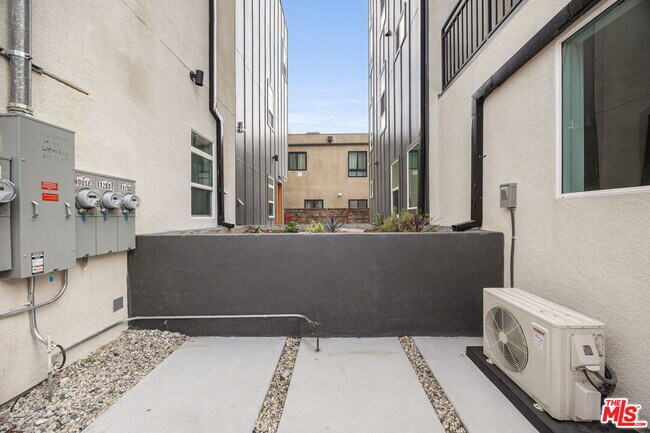 Building Photo - 11255 Hatteras St