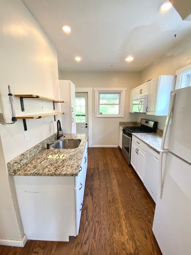 Building Photo - Spacious 4 Bed/1 Bath Home in Beechview-Convenient to Downtown! Available 7/5