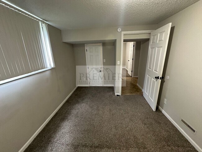 Building Photo - 730 N Aztec Dr