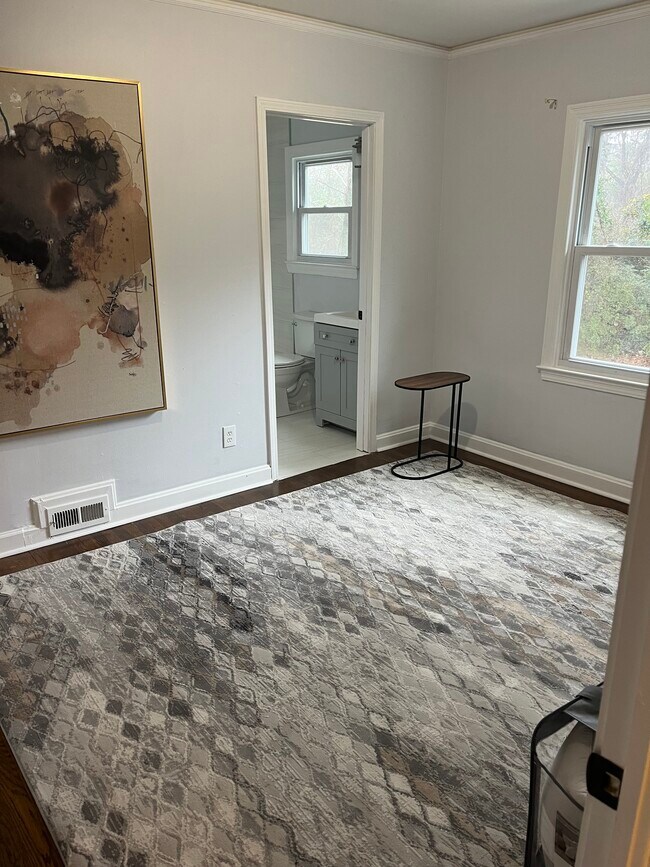 Building Photo - 976 Lindridge Dr NE