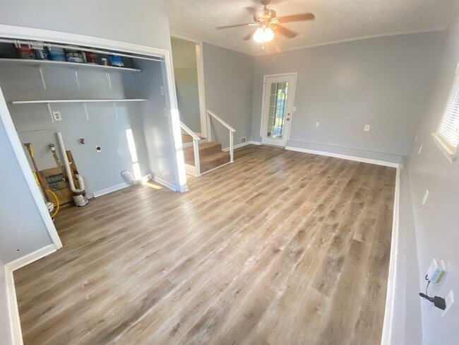 Building Photo - For Lease - 2 Beds, 1 Bath,