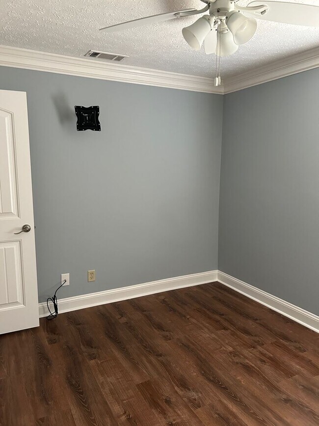 Building Photo - Forest Ridge off Middleground Road