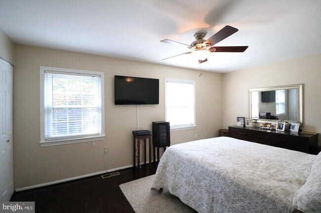 Building Photo - 748 Azalea Dr